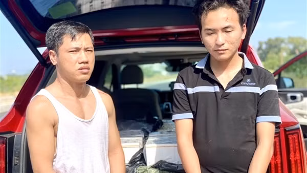 Vận chuyển thuốc lá lậu còn liều lĩnh lái xe tông vào xe tổ công tác