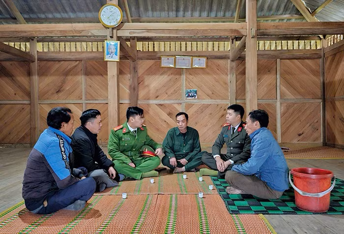 Lực lượng Công an bám bản, đồng hành, gắn bó với người dân -0