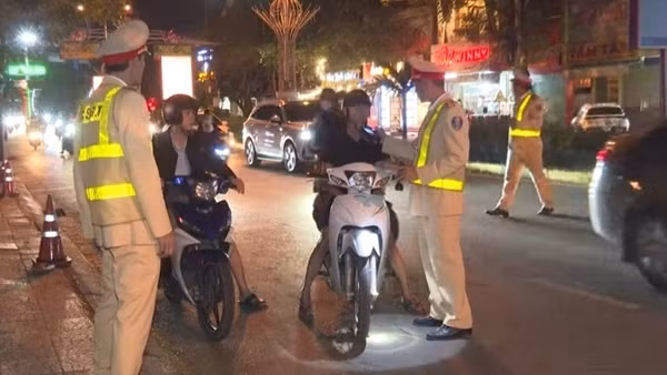 Xử lý nghiêm băng nhóm mang dao phóng lợn đua xe trên đường