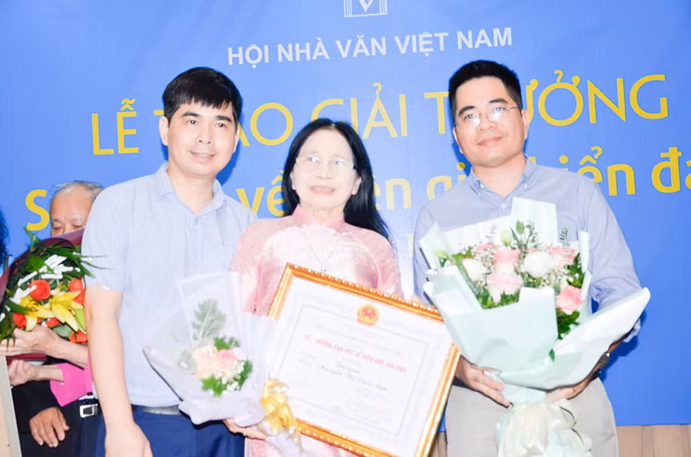 Nhà thơ Vân Anh: “Nhóm đời ta làm củi'' -0