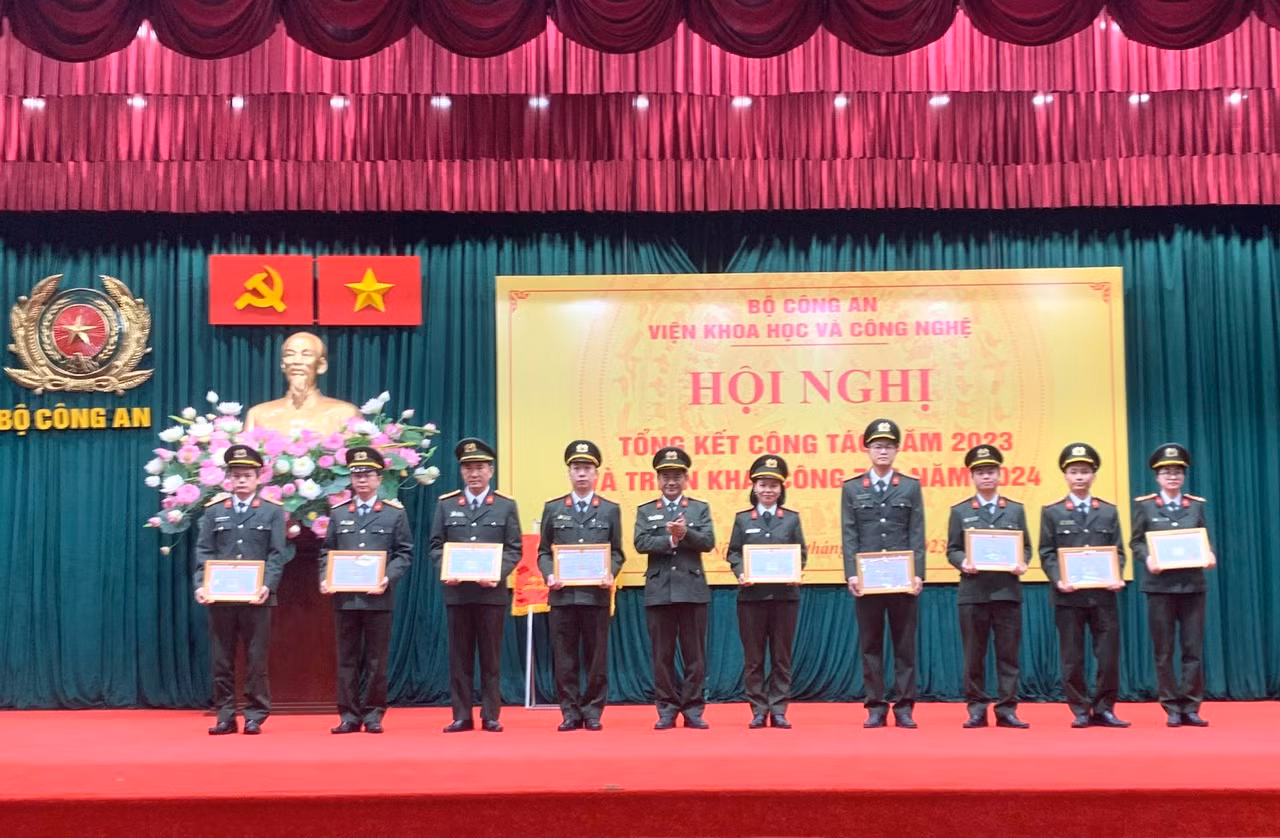 Đẩy mạnh nghiên cứu sản phẩm khoa học mới, có giá trị ứng dụng cao trong công tác Công an. -0