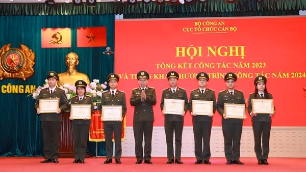Công tác cán bộ cần "thấu tình đạt lý" và nhân văn
