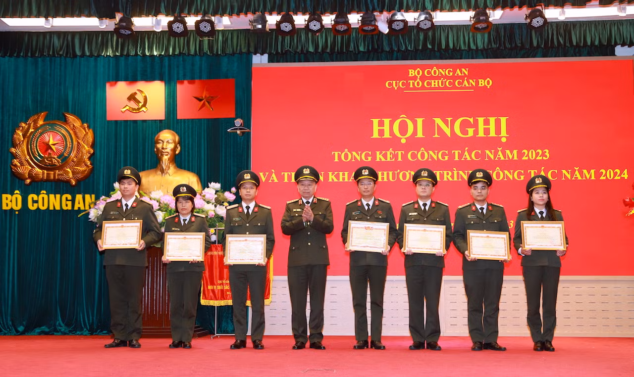 Công tác cán bộ cần 