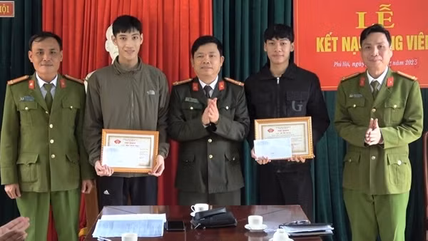 Khen thưởng 2 thanh niên nhặt được 100 triệu đồng trả cho người đánh rơi
