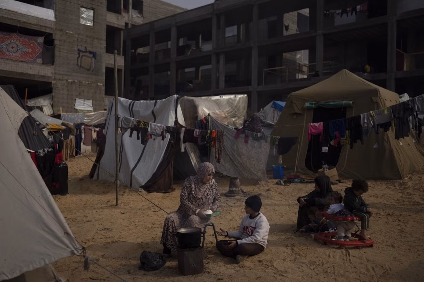 Israel tăng cường bắn phá Gaza, thêm hàng trăm người thiệt mạng mỗi ngày -0