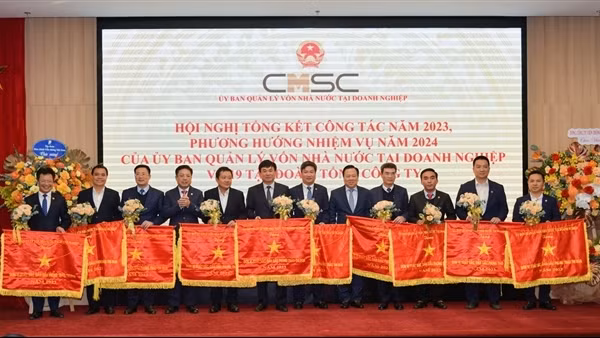 TKV nhận cờ đơn vị xuất sắc, dẫn đầu trong phong trào thi đua năm 2023