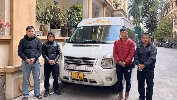 Triệt phá ổ nhóm dùng xe tô tô bắt khách dọc đường rồi cướp tài sản