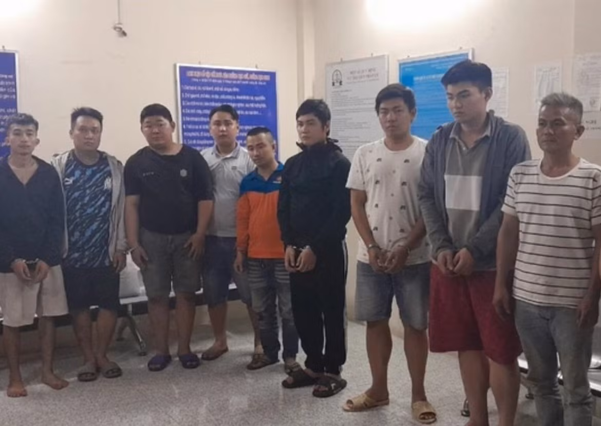 Tránh Công an, hàng chục con bạc chọn hẻm sâu để lập sới gà -0