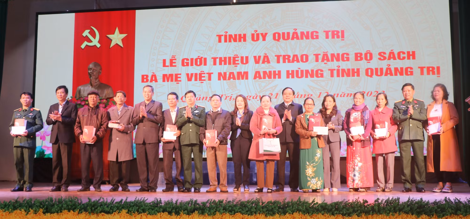 Ra mắt bộ sách Bà mẹ Việt Nam anh hùng tỉnh Quảng Trị -0
