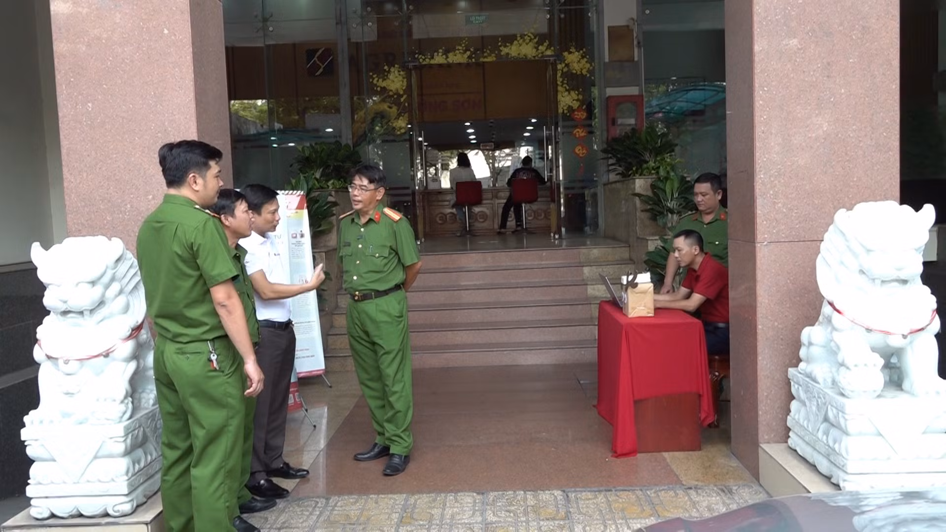 Thí điểm mô hình ứng dụng “mắt thần” ngăn chặn cướp ngân hàng -0