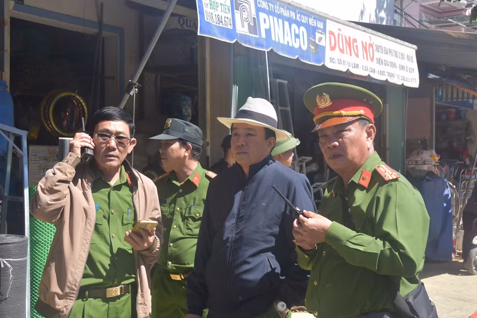 Khám xét nơi ở và cơ sở buôn bán hóa chất liên quan vụ khai thác vàng trái phép tại Bình Thuận -0