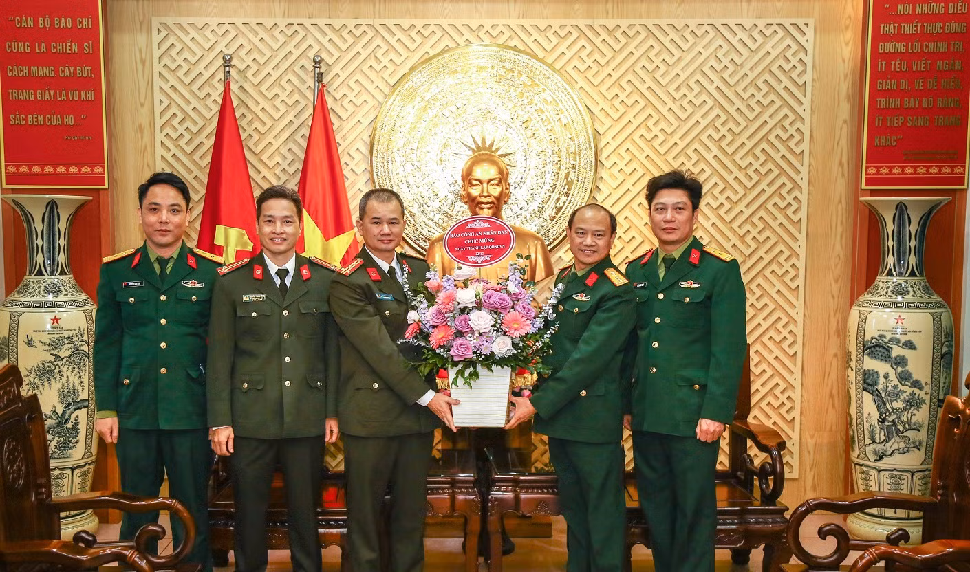 Báo CAND chúc mừng Báo QĐND &nbsp; -0