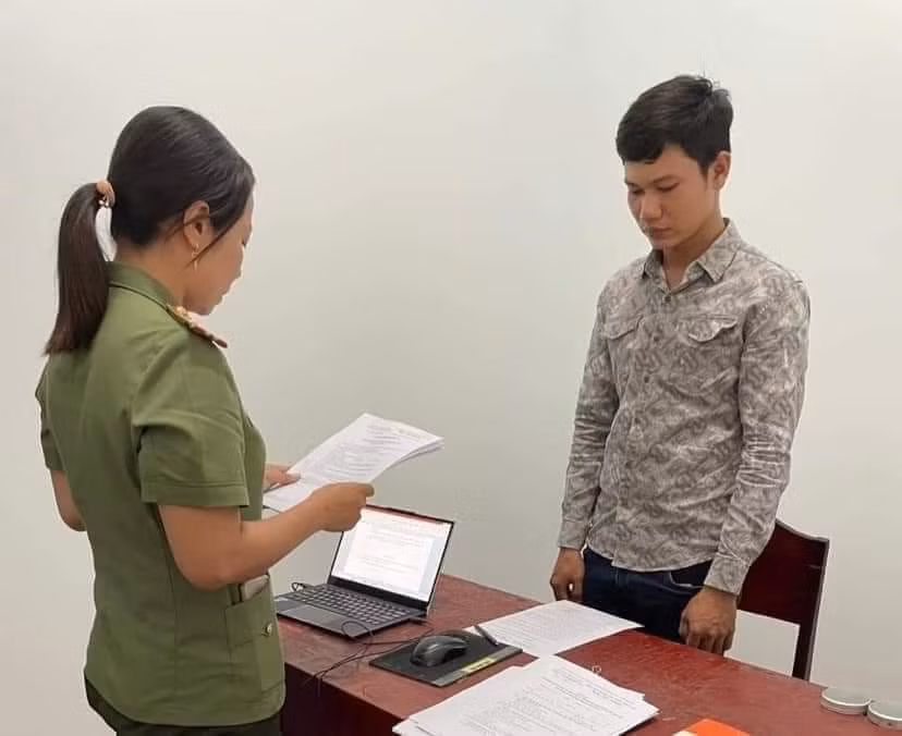 Mua súng trên mạng về bắn thử và gửi bạn giữ, cả 2 bị khởi tố -0
