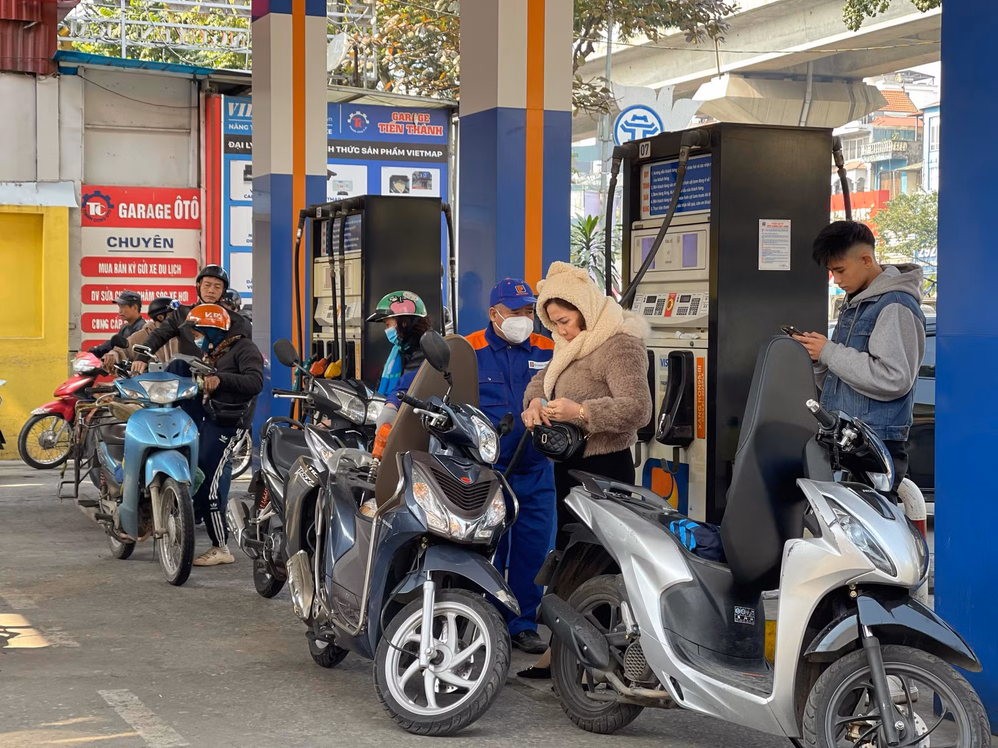 Xăng E5RON92 giảm 13 đồng/lít -0