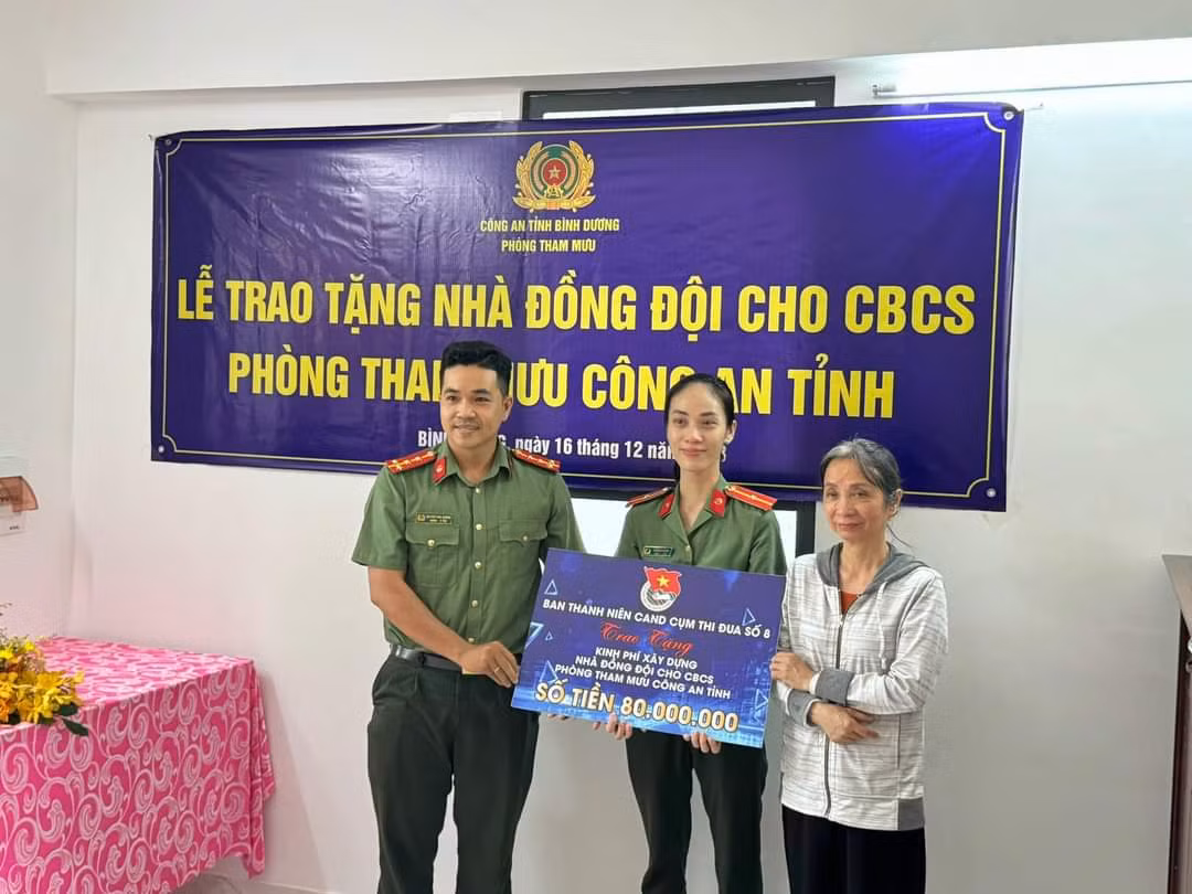 Trao nhà đồng đội cho gia đình thiếu tá Công an hy sinh khi truy bắt “cát tặc” -0