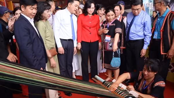 Đưa làng nghề vào triển lãm