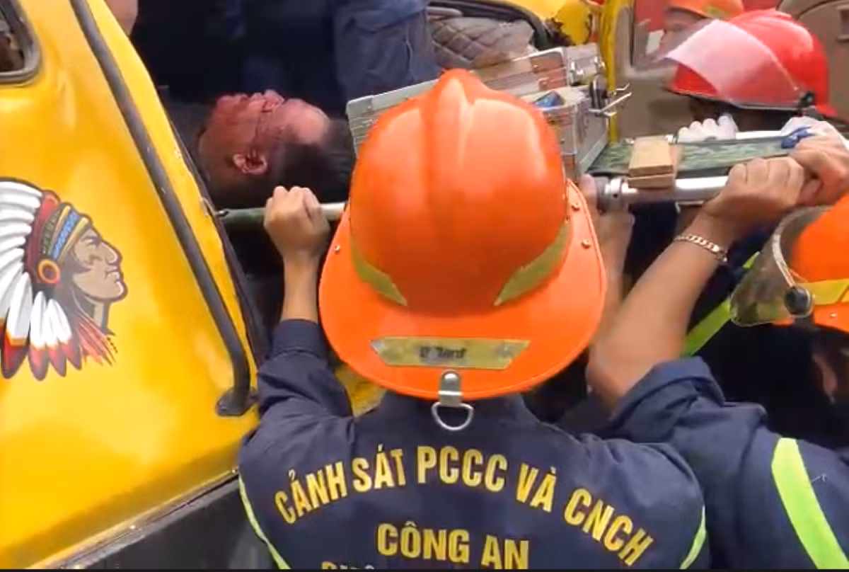 Cảnh sát cắt cabin ô tô, cứu tài xế kẹt bên trong do tai nạn -1