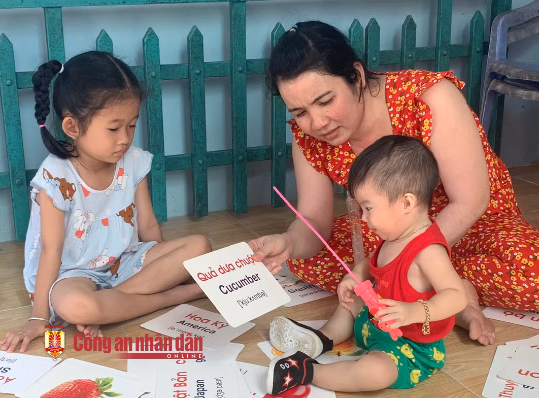 Cháu bé chưa đầy 3 tuổi ở Sóc Trăng biết đọc tiếng Việt, tiếng Anh -0
