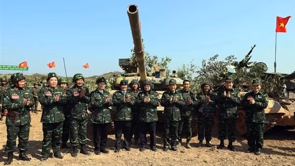 Thủ tướng dự diễn tập chiến thuật có bắn đạn thật của Quân đoàn 12