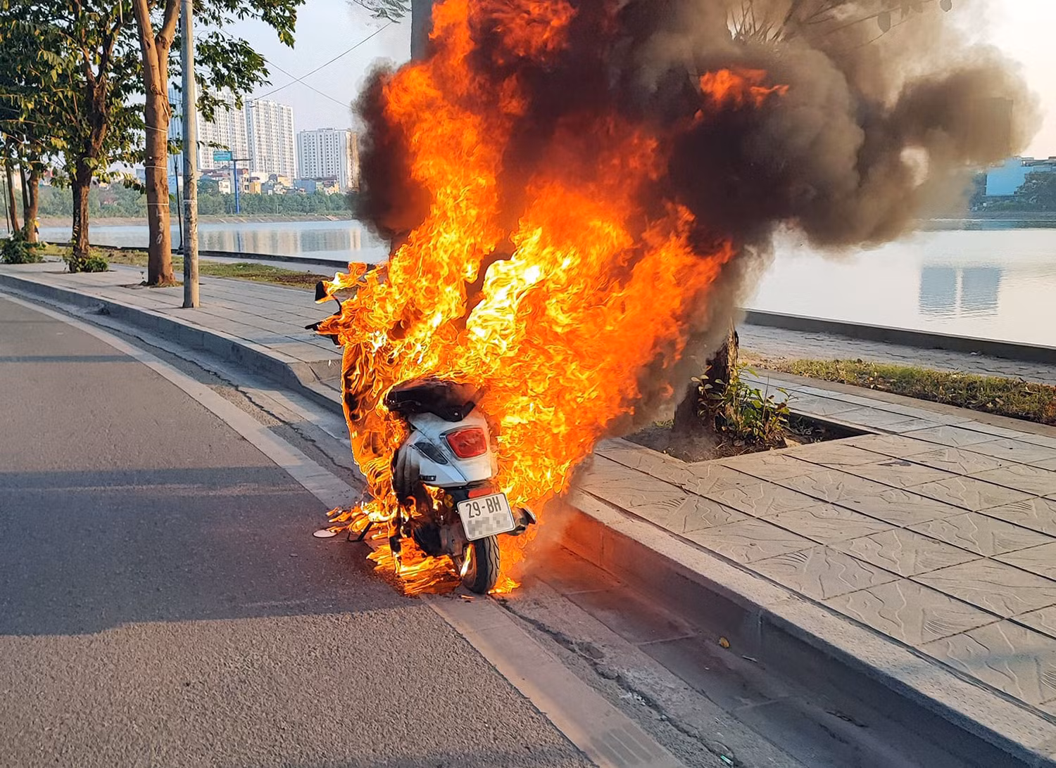 Xe máy cháy ngùn ngụt, bị thiêu rụi hoàn toàn -0