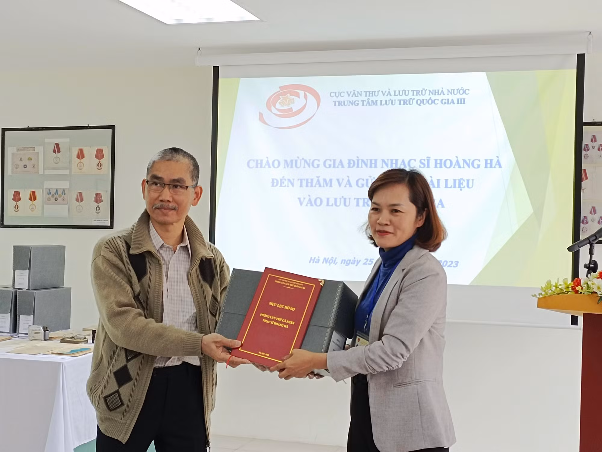 Gần 4.000 trang tài liệu và nhiều điều ít biết về tác giả “Đất nước trọn niềm vui” -0
