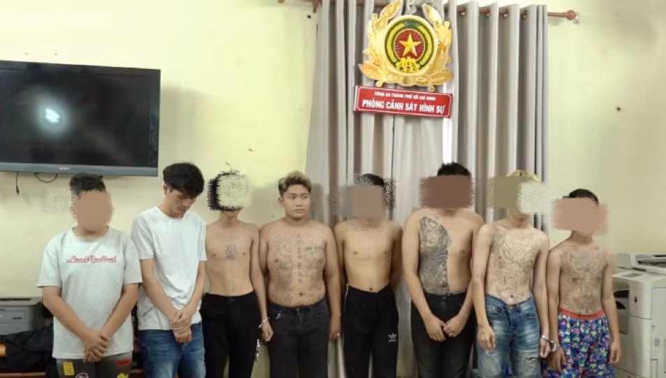 Triệt phá nhóm đối tượng gây ra hàng loạt vụ cướp giật điện thoại -0