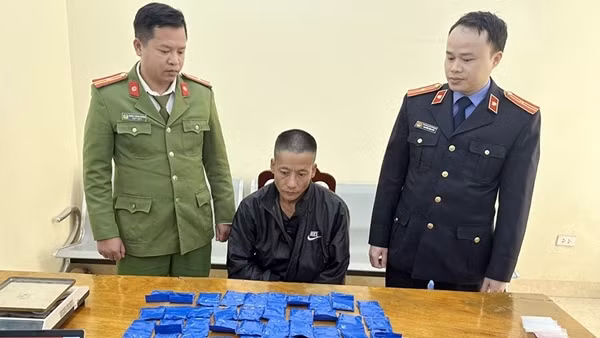 Mua&nbsp;12.000 viên hồng phiến từ&nbsp;biên giới về bán kiếm lời