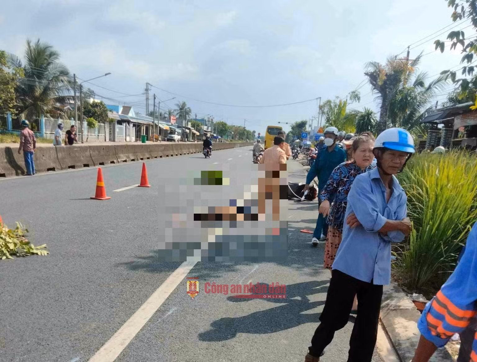 Con gái tử vong, mẹ trọng thương do va chạm với xe khách trên đường đến trường -0