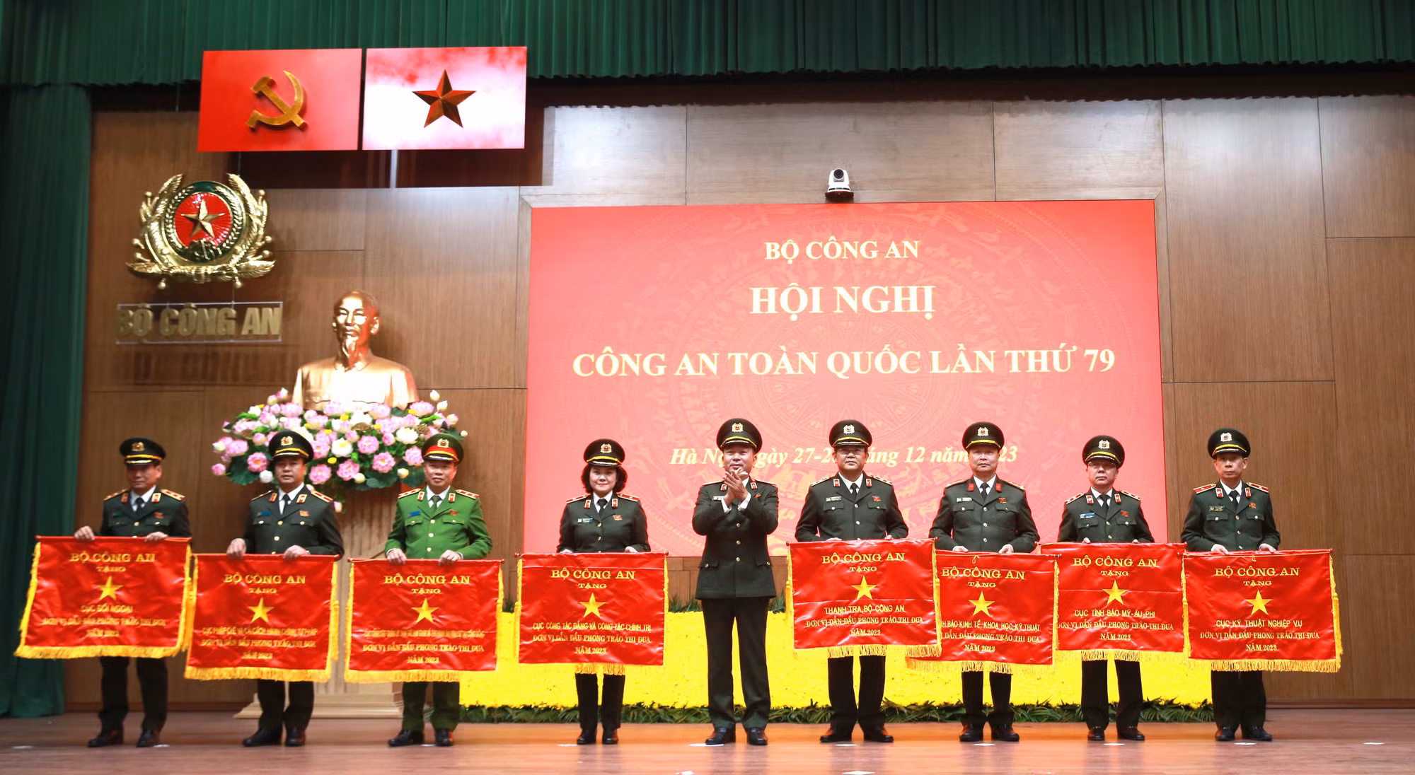 Trao các phần thưởng cao quý, danh hiệu thi đua của Đảng, Nhà nước và Bộ Công an -0