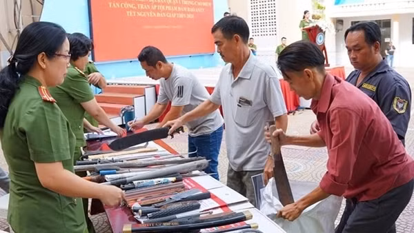 Nhiều cách làm hay trong công tác vận động, thu hồi vũ khí, công cụ hỗ trợ