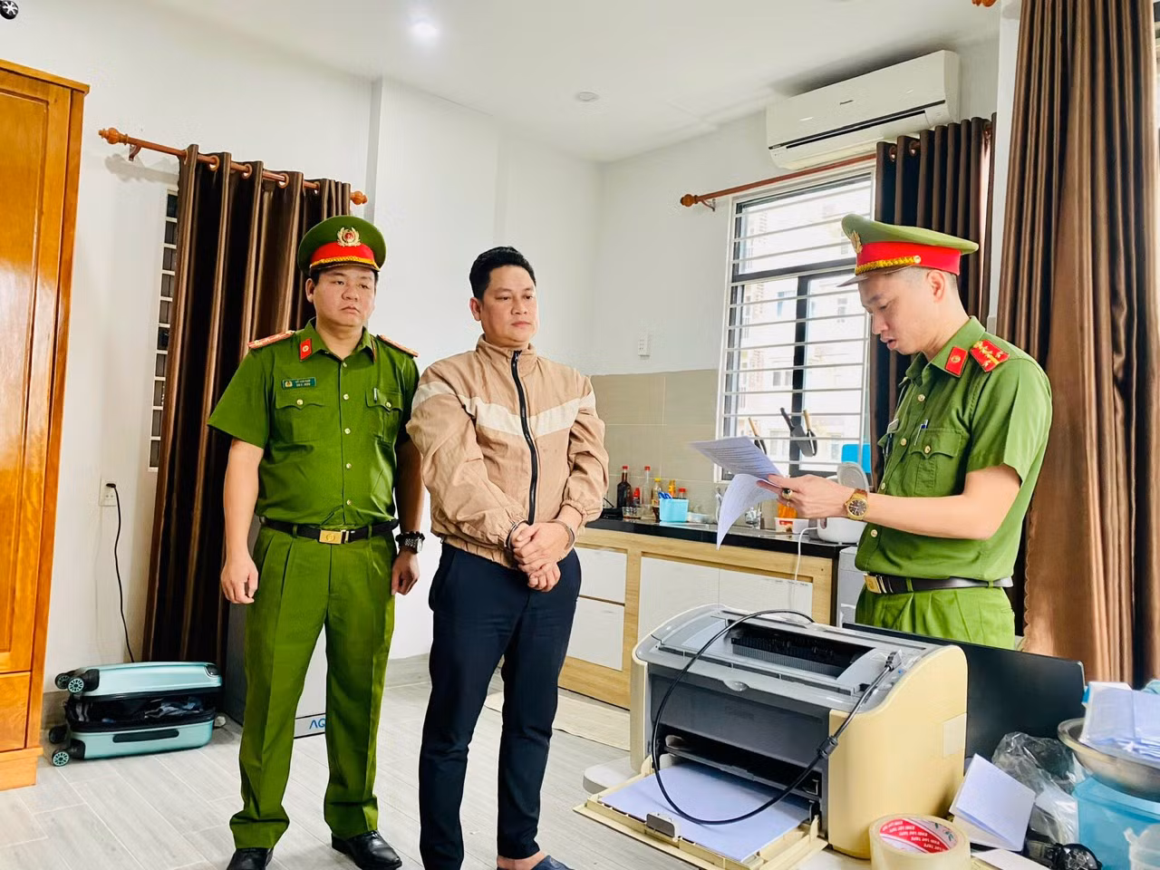 Bắt tạm giam Chủ tịch HĐQT và TGĐ Công ty CP Tài chính Vietnam Capital -0