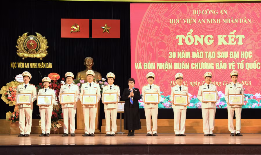 Đổi mới đào tạo sau đại học gắn với chiến lược phát triển đội ngũ cán bộ chất lượng cao trong CAND -0