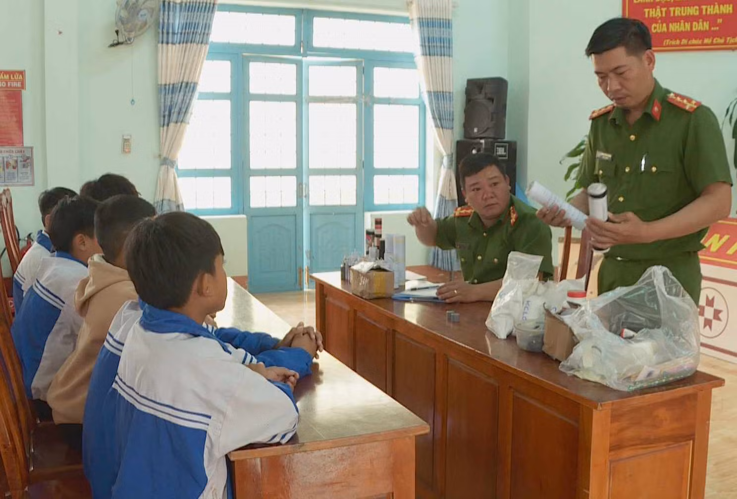 Phát hiện, ngăn chặn kịp thời 2 vụ học sinh chế tạo pháo nổ đem đi bán -0