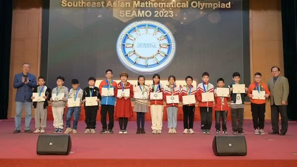 Trao giải Vòng quốc gia Kỳ thi Olympic Toán tiếng Anh SEAMO