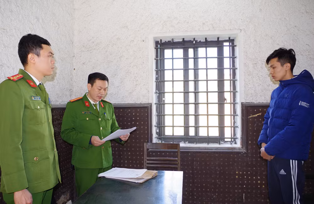Khởi tố kẻ&nbsp;lái xe ô tô đâm vào lực lượng CSGT&nbsp;đang làm nhiệm vụ -0