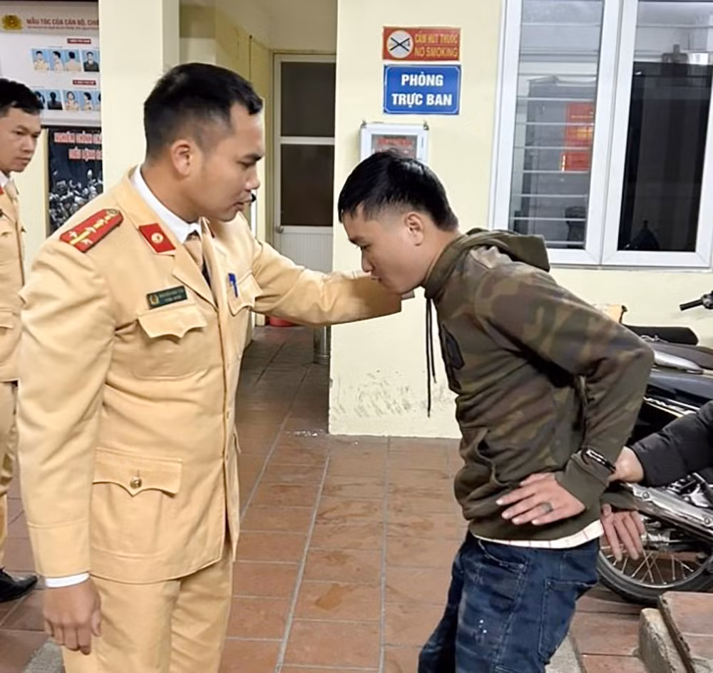 CSGT Hà Nội cùng người dân truy bắt cướp giật -0