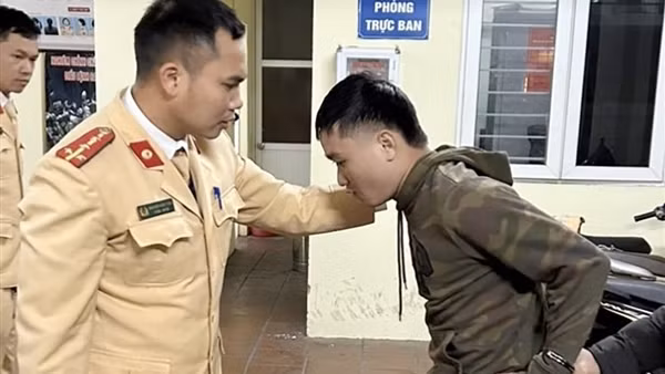 CSGT Hà Nội cùng người dân truy bắt cướp