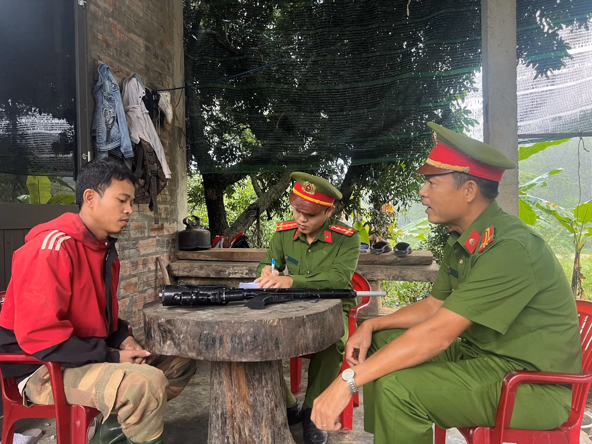 Thừa Thiên Huế kêu gọi toàn dân thực hiện cuộc vận động giao nộp vũ khí -0