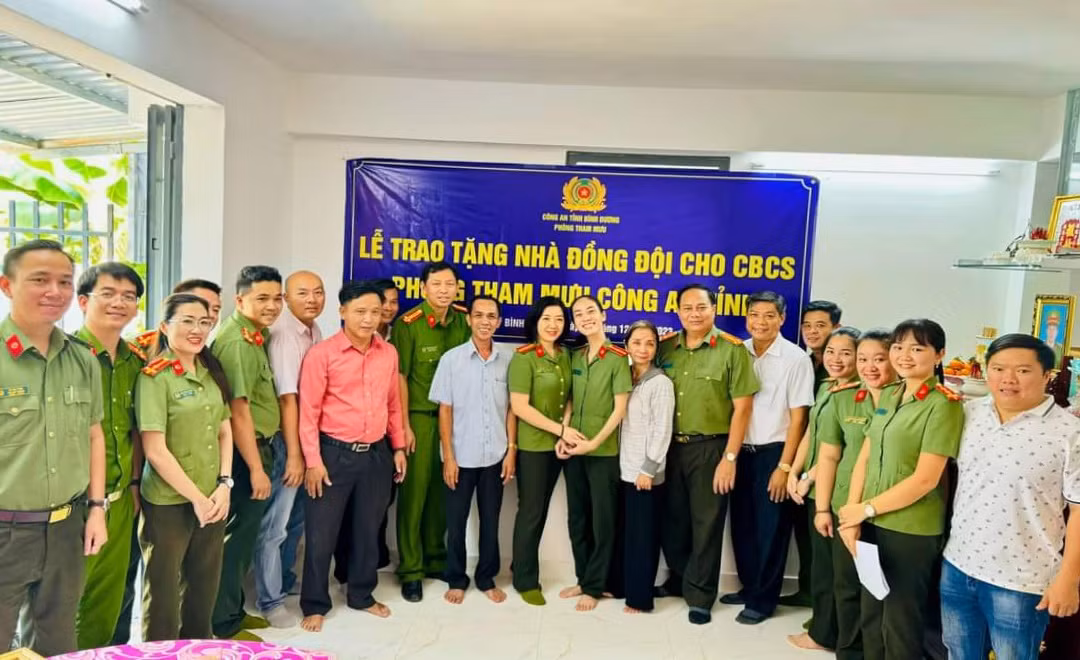 Trao nhà đồng đội cho gia đình thiếu tá Công an hy sinh khi truy bắt “cát tặc” -0