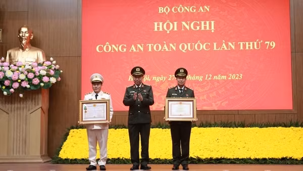 Trao các phần thưởng cao quý, danh hiệu thi đua của Đảng, Nhà nước và Bộ Công an tặng các tập thể, cá nhân có thành tích xuất sắc