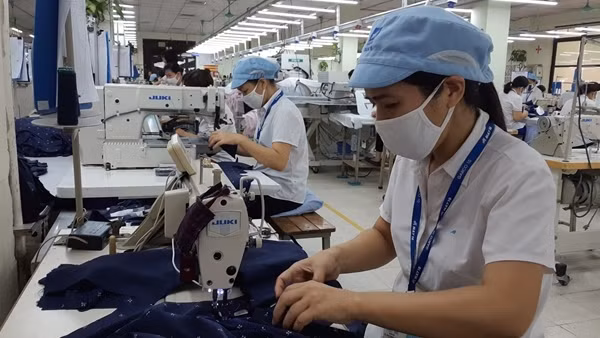 Doanh nghiệp tăng lương, vẫn khó hút lao động