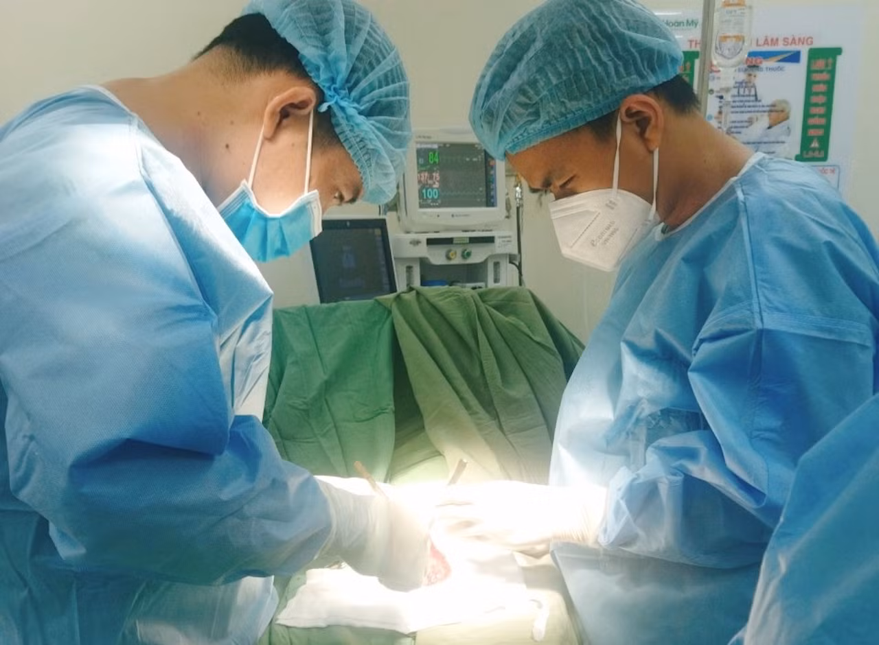 Nam thanh niên bất cẩn bị máy xay lóc toàn bộ da dương vật -0