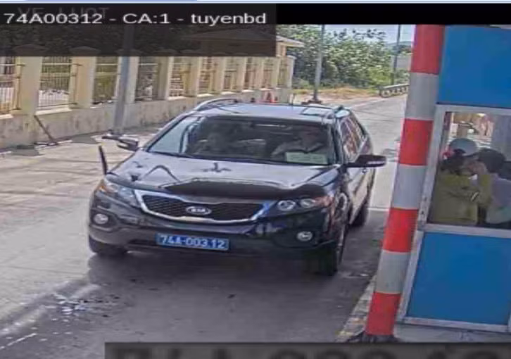 Xe biển xanh qua trạm thu phí không nộp tiền gây ách tắc giao thông -0