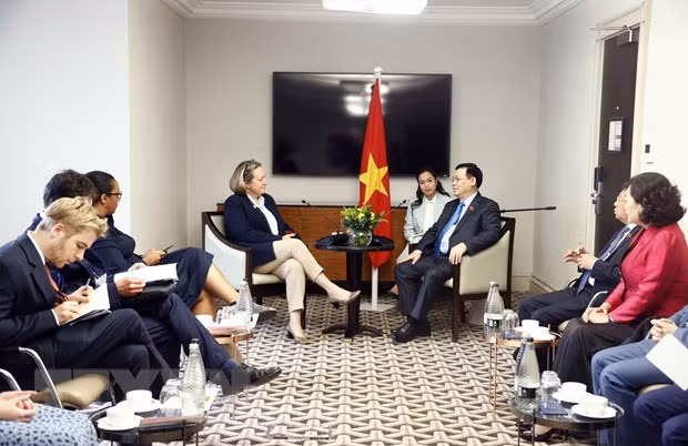 Chủ tịch Quốc hội Vương Đình Huệ tiếp Bộ trưởng Bộ Thương mại quốc tế Anh Anne-Marie Trevelyan. (Ảnh: Doãn Tấn/TTXVN)