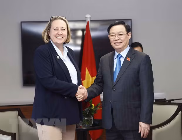 Chủ tịch Quốc hội Vương Đình Huệ tiếp Bộ trưởng Bộ Thương mại quốc tế Anh Anne-Marie Trevelyan. (Ảnh: Doãn Tấn/TTXVN)