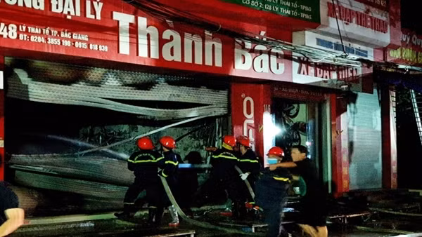 Cảnh sát cứu 5 người thoát khỏi đám cháy trong đêm