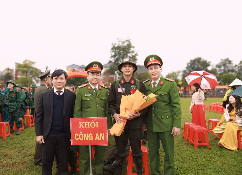 Các tân binh ở khắp các tỉnh, thành phố lên đường nhập ngũ -1