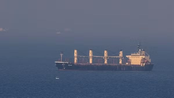 Tàu hàng trúng tên lửa Houthi, có nguy cơ chìm ở Biển Đỏ