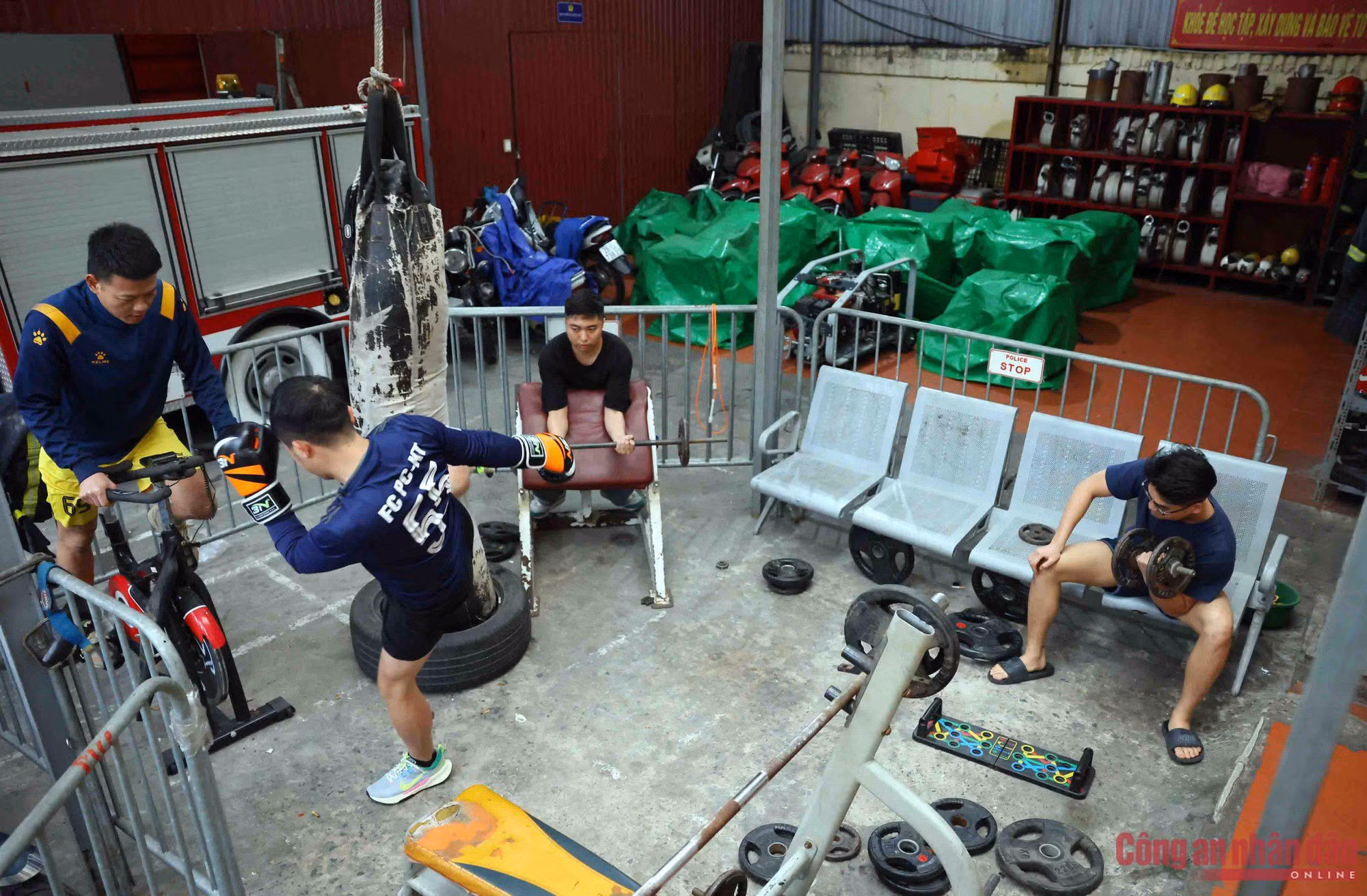 Cảnh sát kể chuyện chạy đua với "giặc lửa", giải cứu 3 người bị mắc kẹt ảnh 9 Cảnh sát kể chuyện chạy đua tử thần, giải cứu 3 người mắc kẹt trong đám cháy ở Hà Nội -1