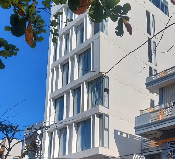 Tạm giữ hình sự đối với người phụ nữ đến khách sạn trút cơn ghen bằng dao -0